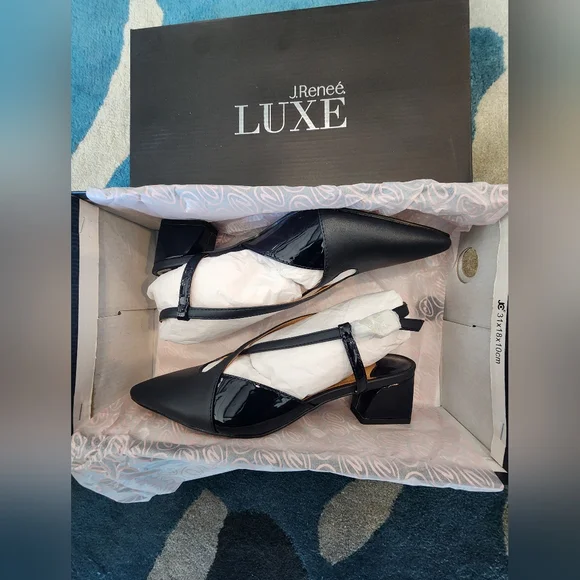 EUC- Stylish Dark Navy Criss-Cross Shoes!! 👠🥿👠 - Picture 6 of 8